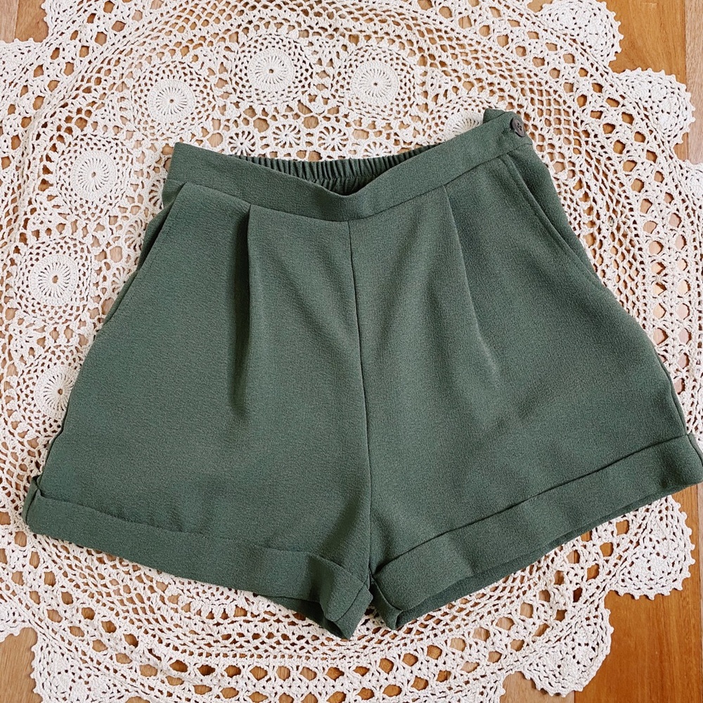 Olive green high waisted shorts ✨